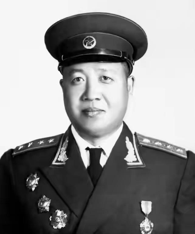 他在朝鲜一战成名，被日军写入军事教材，1955年被授大校军衔。这个人物是谁？