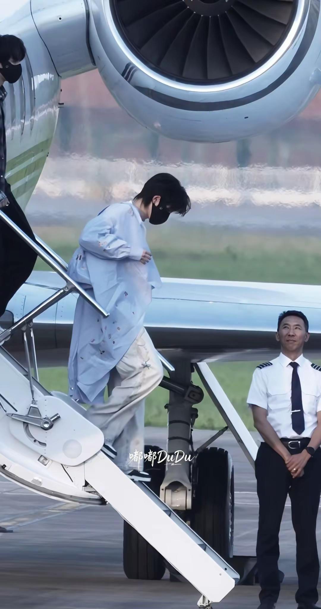 来不及穿衣服的小猪