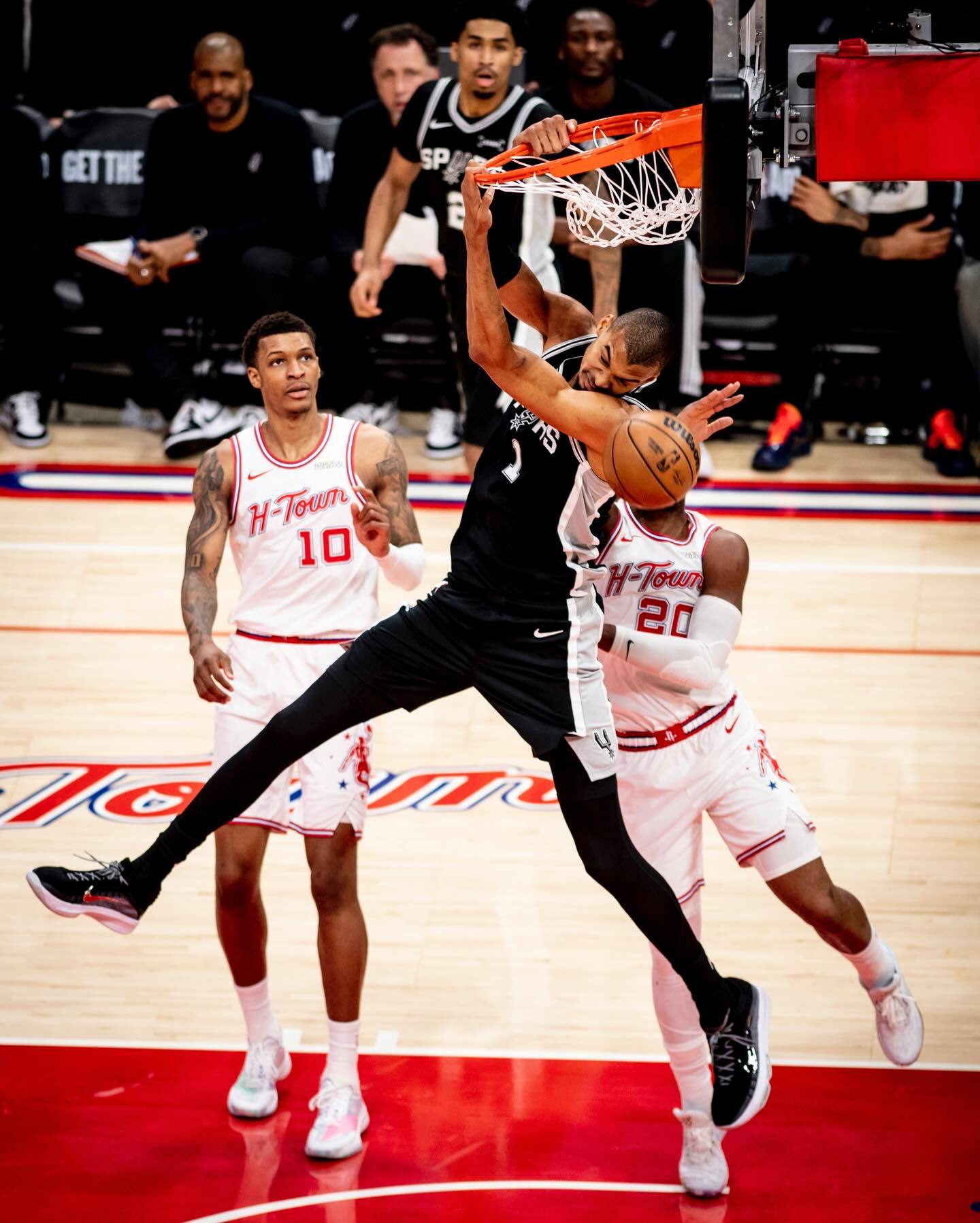 文班亚马今天的背扣瞬间nba