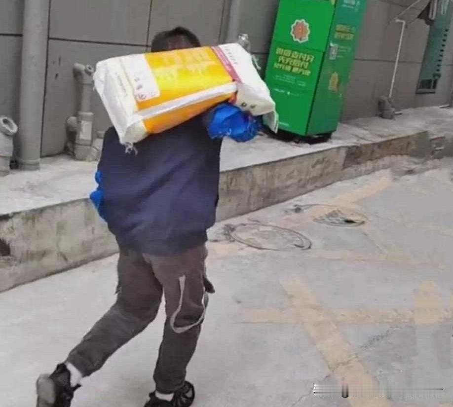  30斤大米，1000公里！读懂中国式父母最深的温柔

近千公里跨省路途，父母肩