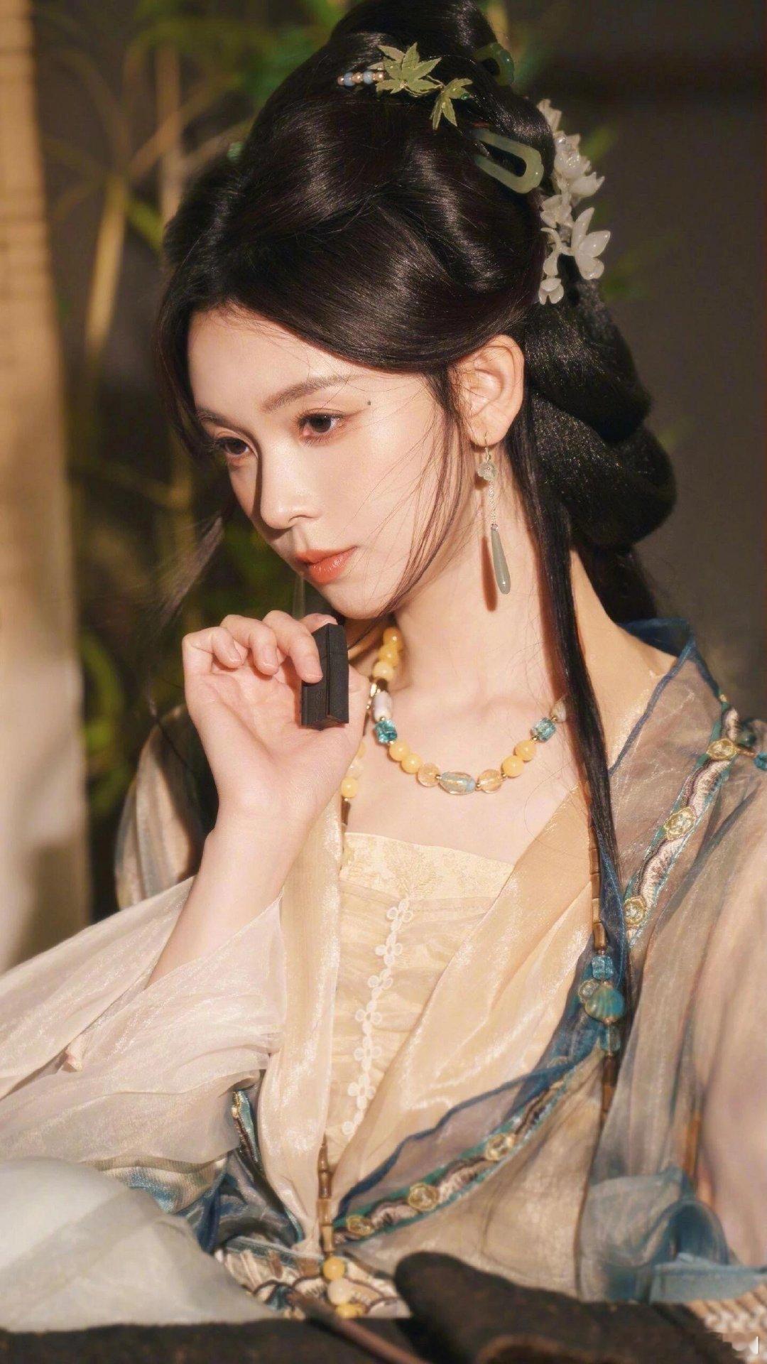 乘风破浪的姐姐瑶瑶这次的妆造和惊鸿一面这首歌的适配度好高 开始期待了乘风破浪的姐