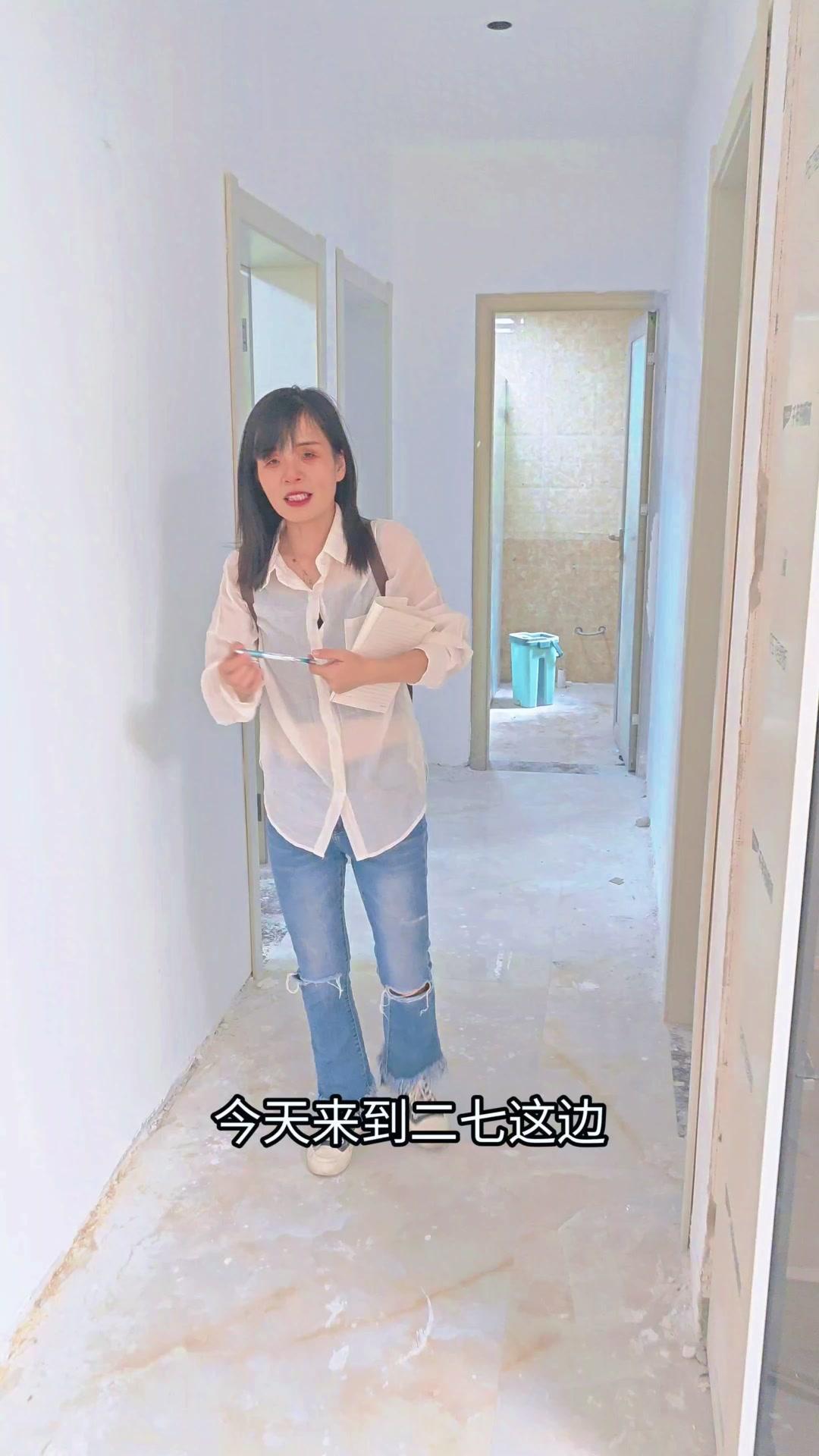 📌今天来到二期的一个小区测量窗帘尺寸。

🏡房子在一楼，所以厨房要用一个百叶