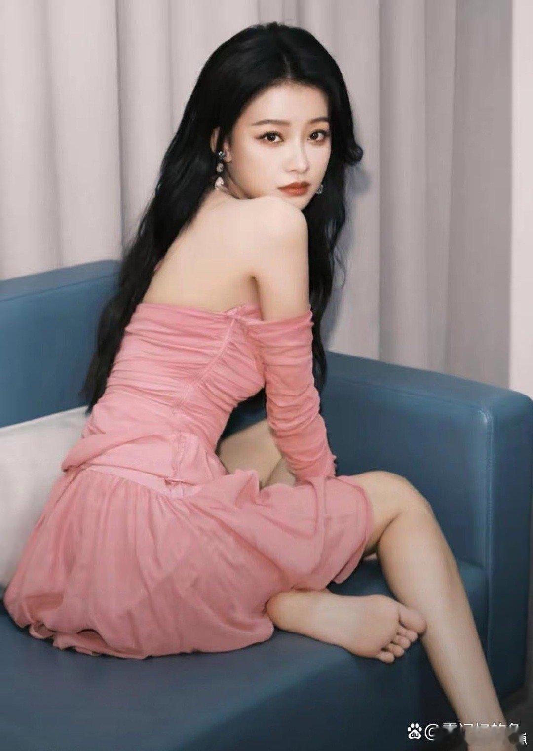 孙怡的脚也太精致好看了吧，线条纤细又秀气，细节里都是温柔美感～ 