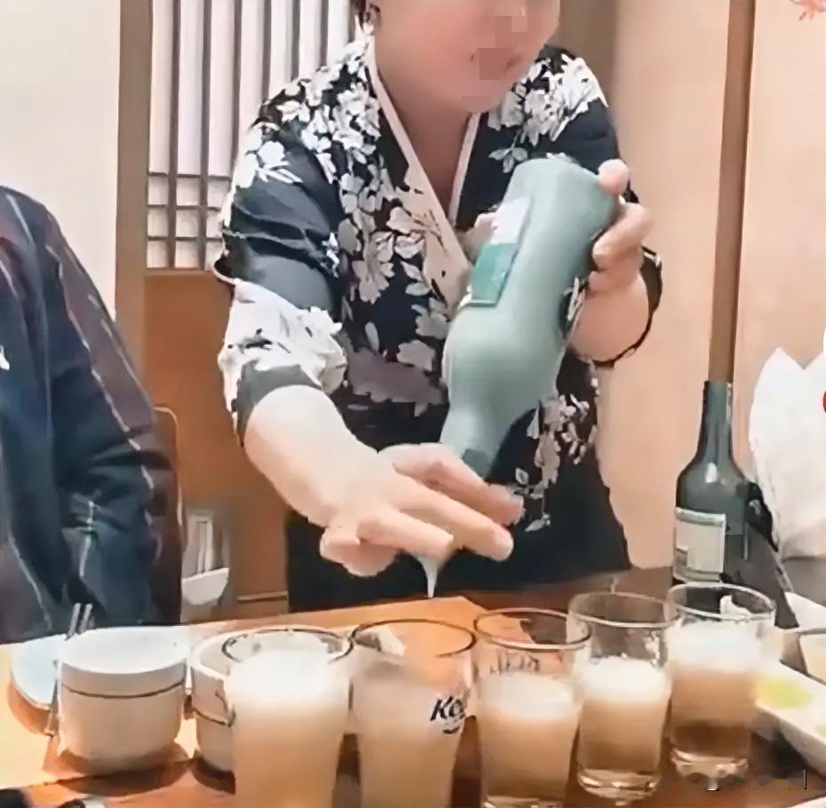 日本一居酒屋女性调酒师，为了给顾客制造不一样的观感体验，竟用擦边的方式来倒酒，还