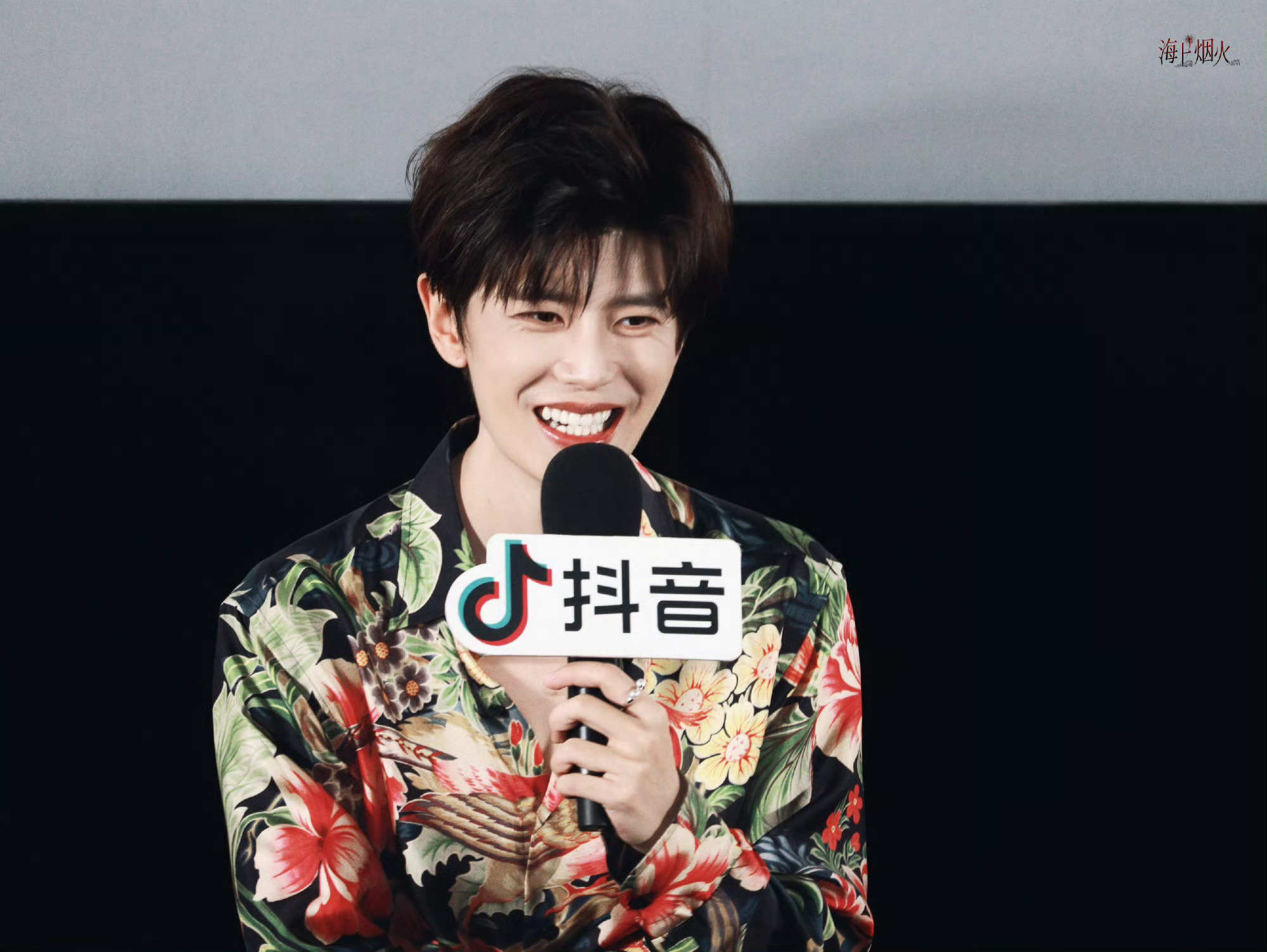 站姐发的任嘉伦，国超哥哥状态很好啊