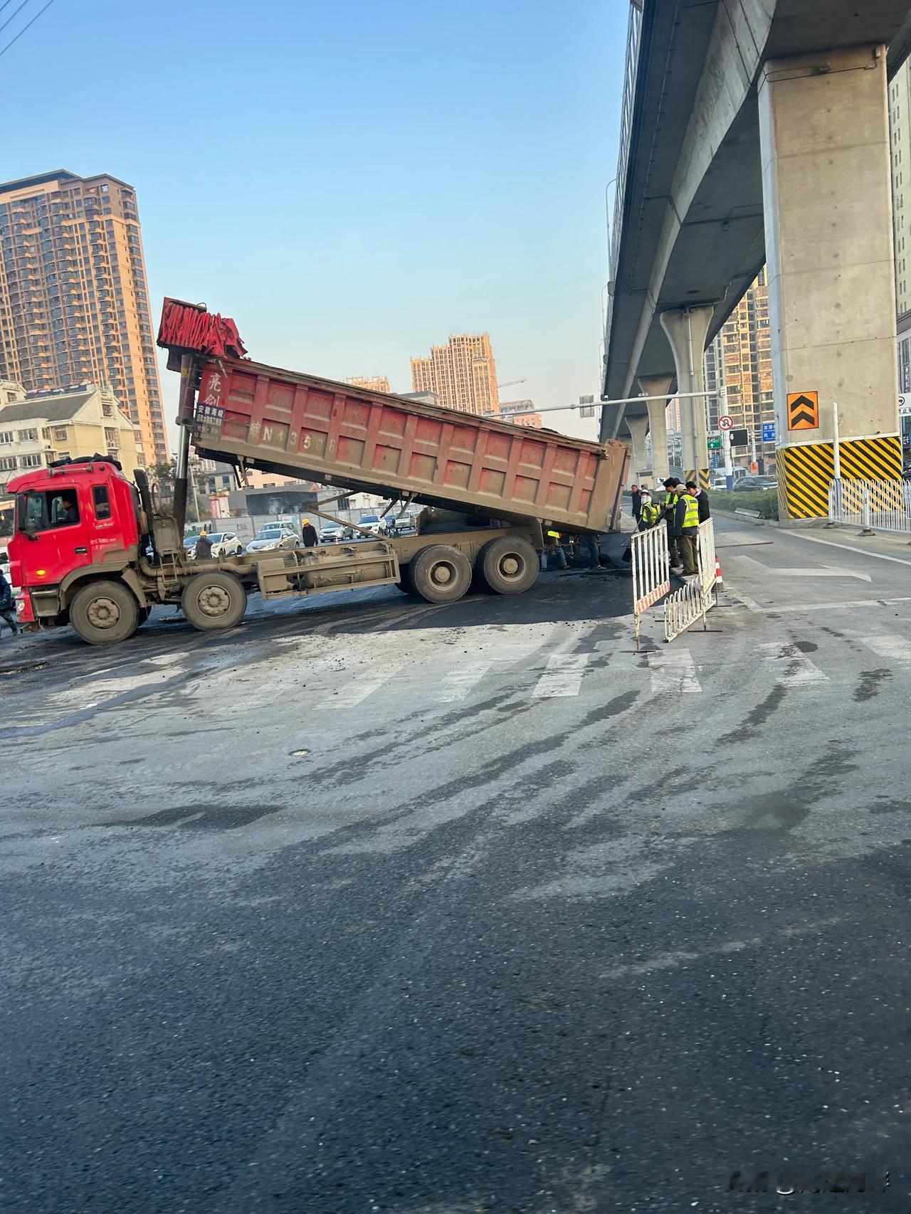 继续追踪！
今日的阜阳北路与临泉路交口，
地铁3号线与8号线换乘站路口。
靠近高