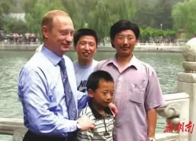 说出来你可能不信！26年前，10岁的湖南伢子彭湃被普京抱起来亲了额头，照片火遍全
