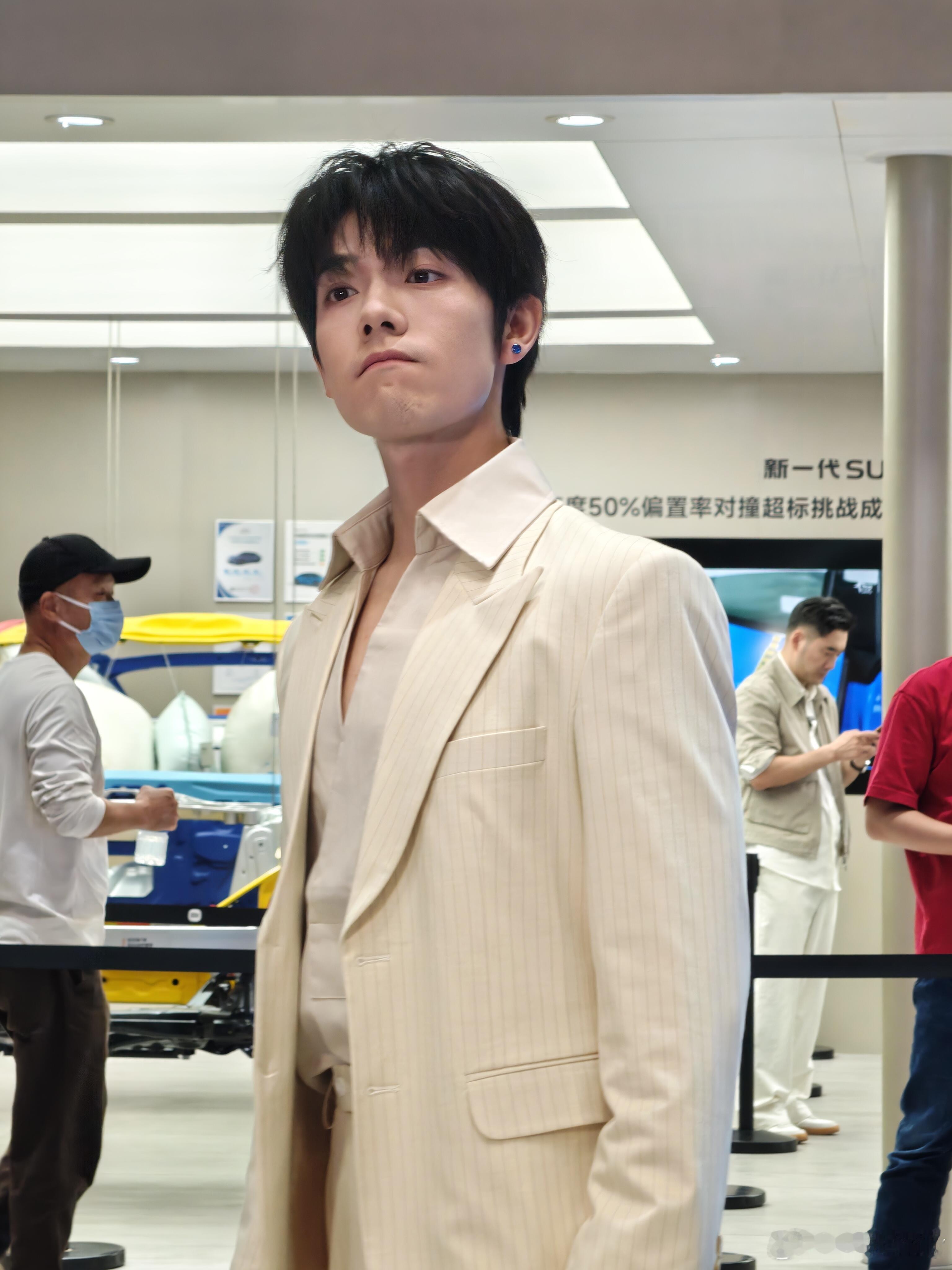 曾辉蓝色耳钉限时返场网友在北京车展遇到曾辉，在给小米汽车拍片子。新一代SU7 卡