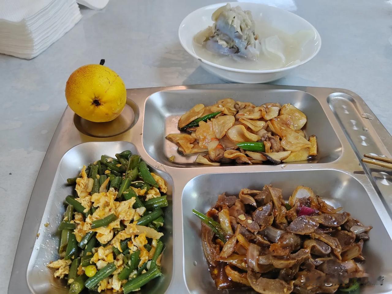 前段时间关注了一个早餐经营的老板，每天晒一下自己做的早餐，营业状况，及经济收入，