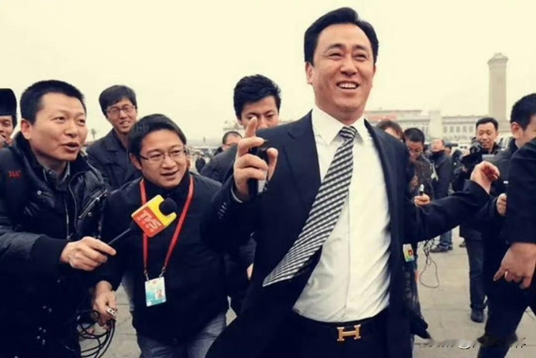 许家印满头白发，对比一下意气风华的许家印，只能说世事无常，报应不爽。