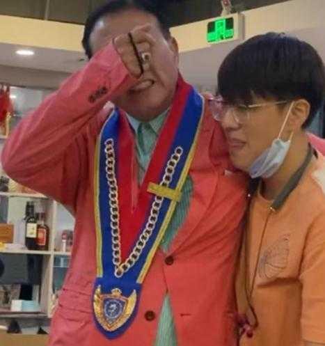 万梓良送儿子无字金属牌，这份成年礼胜过豪车豪宅
万梓良给18岁儿子的成年礼并非豪