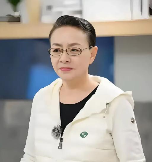 在《五十公里桃花坞》里，王传君和宋丹丹闲聊，问到会不会在家帮忙带孙子，宋丹丹直白