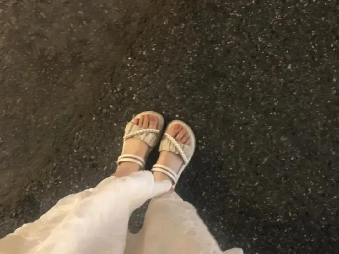 观夕阳西坠   看倦鸟归巢
身边人群 络绎不绝
顿足   四顾
心茫然
.
人人