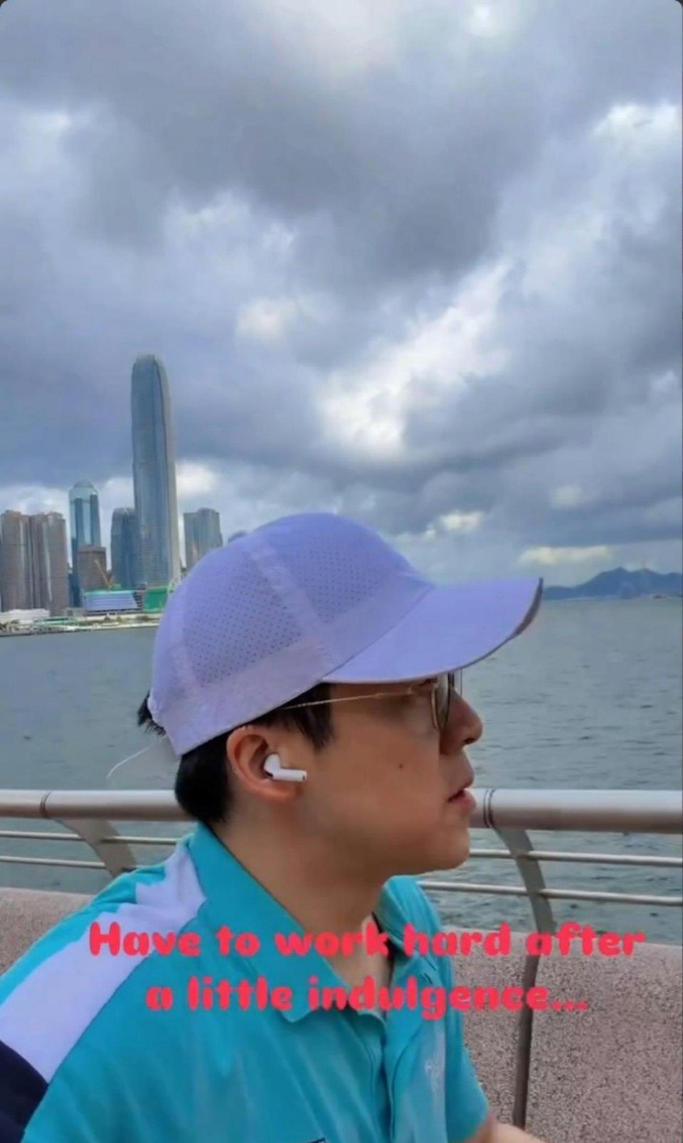 霍启刚47岁生日晒夫妻合照，称感恩一路有你，郭晶晶捧蛋糕出镜 