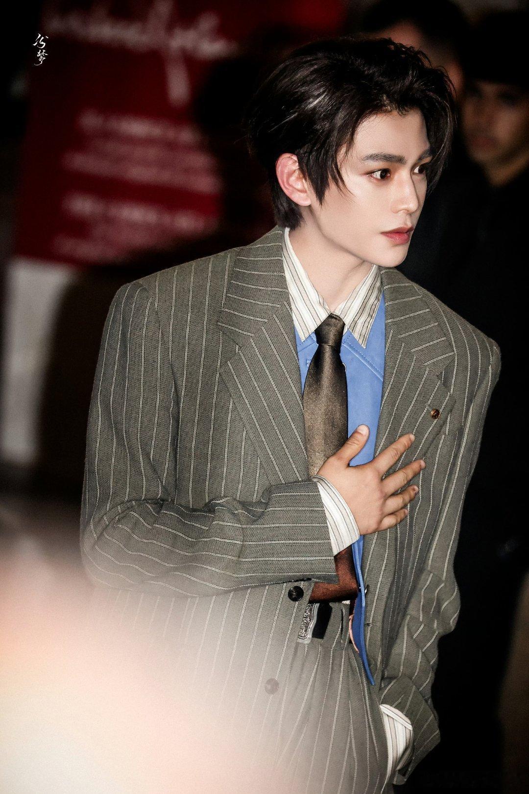 丁禹兮千仞岗羽绒服品牌代言人 dyx丁禹兮赵凌 只缘感君一回顾，使我思君朝与暮。