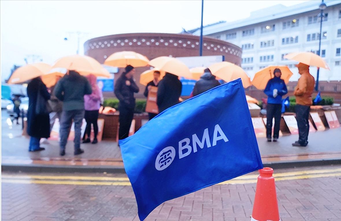 英国医生罢工居然闹得这么离谱，这三年来就因为涨工资的事，他们已经停工15回了，这