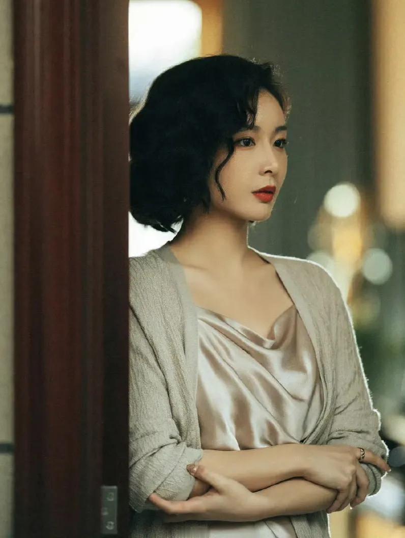 《狂飙》“大嫂”高叶恋情曝光，刘大锤自2023年起就捕捉到一名男子多次出入高叶住