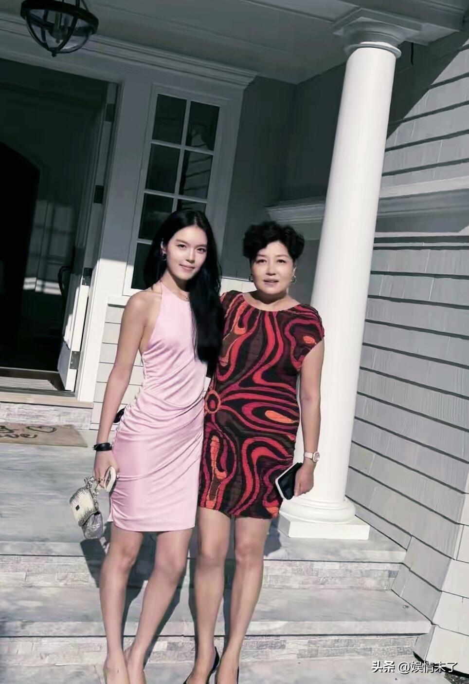 这张照片是李咏遗孀哈文和女儿，在美国的大房子前合影，看到这张照片你会想到什么！