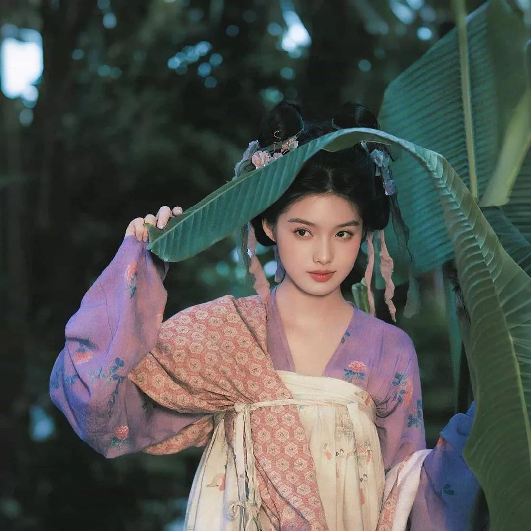 穿越时空的少女，在森林中邂逅古风之美古典美少女 梦幻国风少女 国风梦幻少女 古风