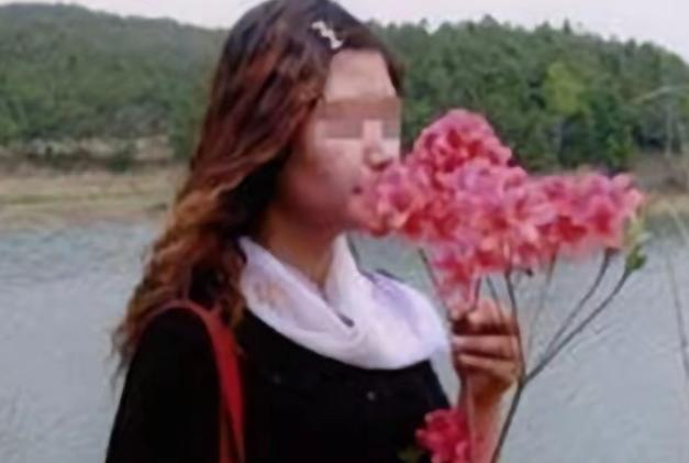 2002年，一个武汉女大学生被老师追问，是否跟黑人留学生发生过关系，女生羞愤不已