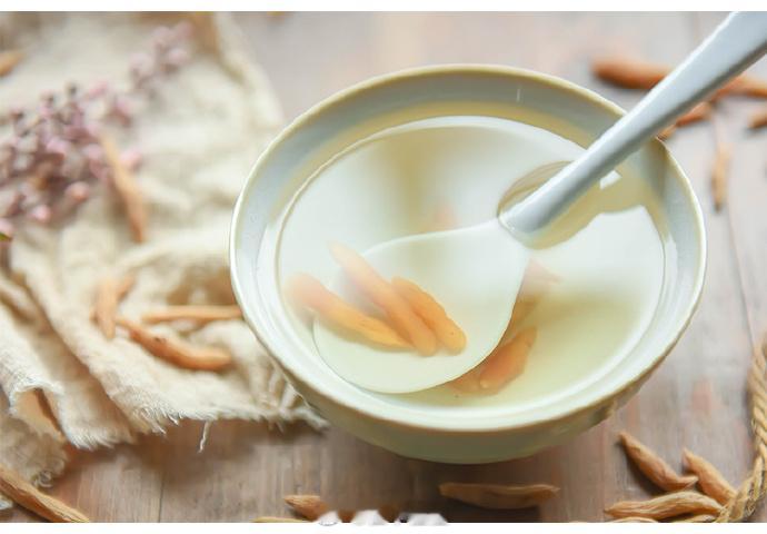 【秋冬季节茶饮对付容易唇干流鼻血】每年这个季节，因为燥邪伤身，很多人容易嘴唇起干