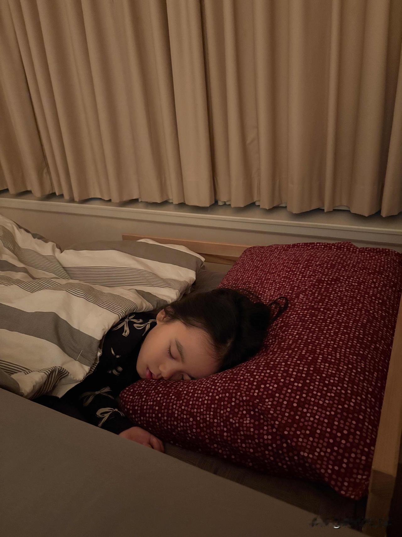 突然明白了她为什么对声音那么敏感了
在加拿大住公寓，有时候晚上会突然有警报发出，