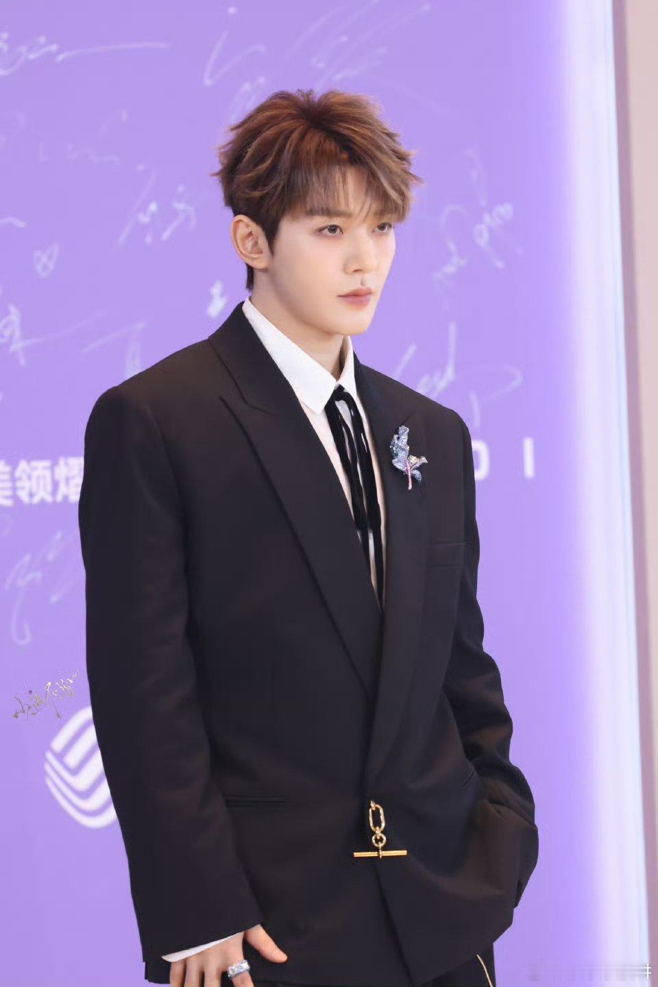 邓为 小头长腿脸紧 颜值实力双在线！巴掌大的紧致小脸，宽肩窄腰+超长腿，头身比堪