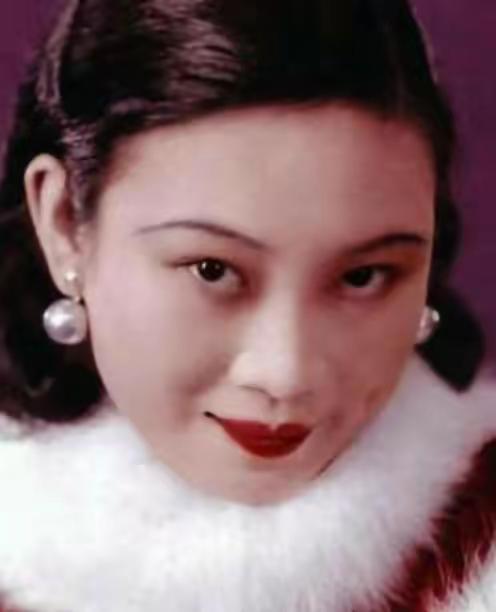 1946年，一代美人胡蝶被按在床上，戴笠撕扯着她的旗袍：“想你丈夫孩子平安，就乖