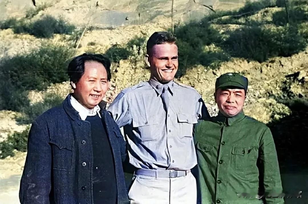 这张上色照片拍摄于1944年延安，左侧是毛泽东主席，中间是美军观察组成员，右侧是