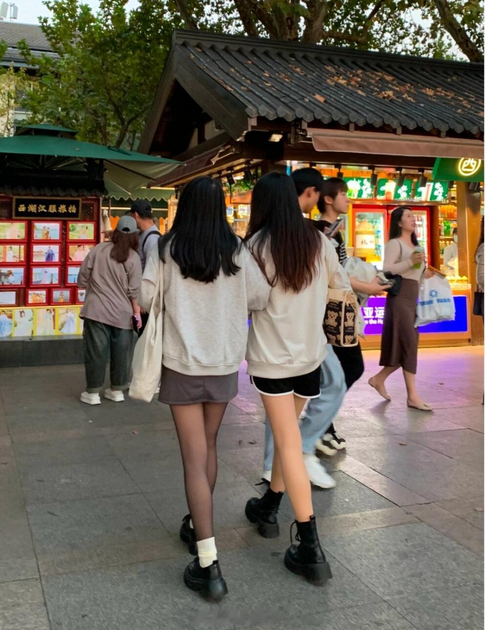 本来去问左边小姐姐的黑丝，结果右边居然穿了光腿神器！！才知道我以前过的都是什么苦