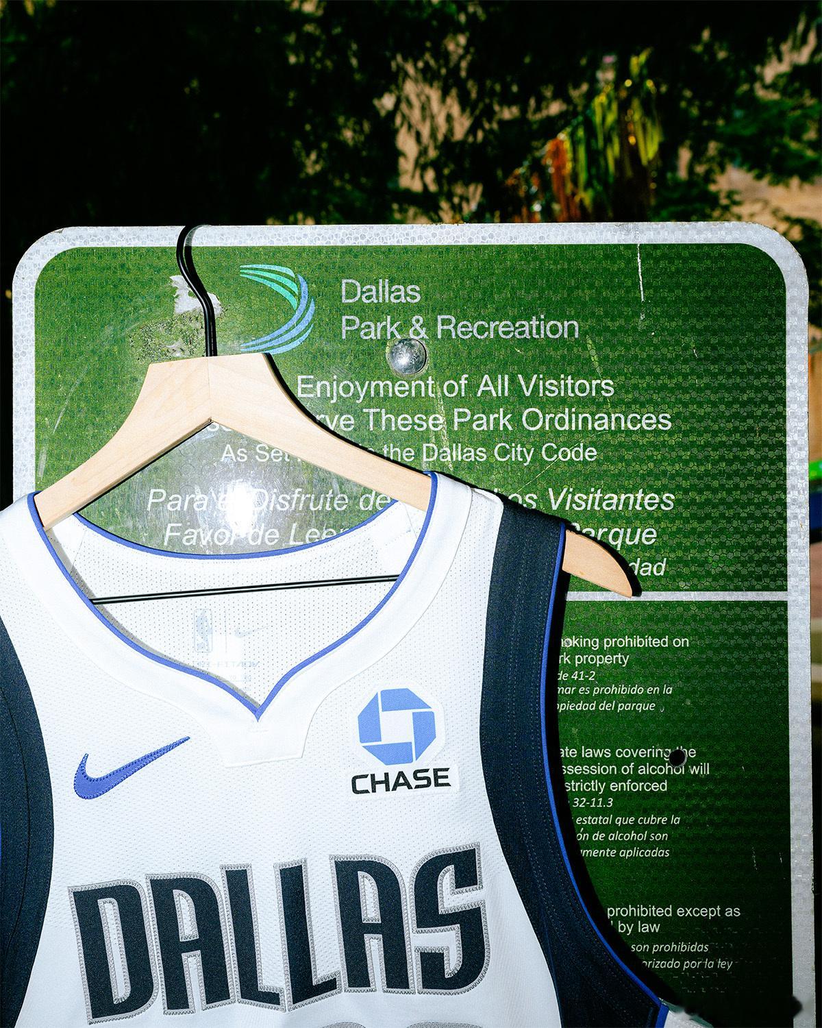 MFFL 我牛官方发推。WORN BY THE CITY. 洛瑞退役米切尔4年2