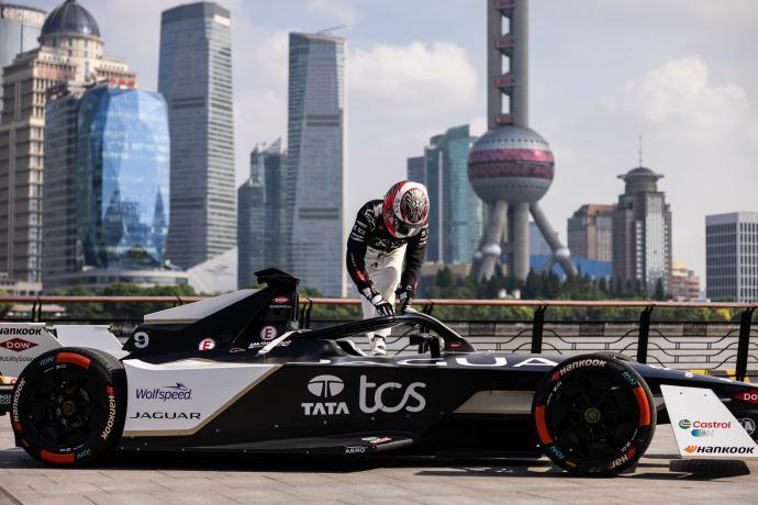 时隔5年，FE电动方程式重返中国，在上海进行两回合比赛。本赛季，捷豹以绝对的实力