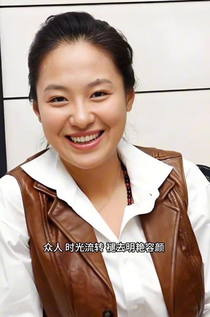 因饰演赛西施出圈的沈傲君，年少时颜值惊艳，众人时光流转褪去明艳容颜。她身上多了温