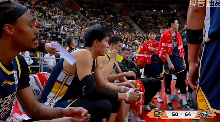 宏远今天对困难的准备是不充分的。上半场劣势的时候不知道怎么打，两次节间休息一度统