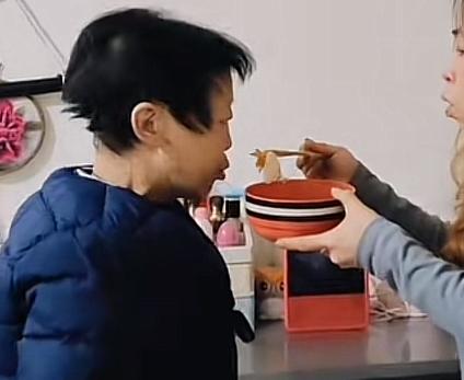 一盘煎鸡蛋“剪断”姐妹情，剪断回家路，看后让人意外！

一天，儿媳突然问：“老太