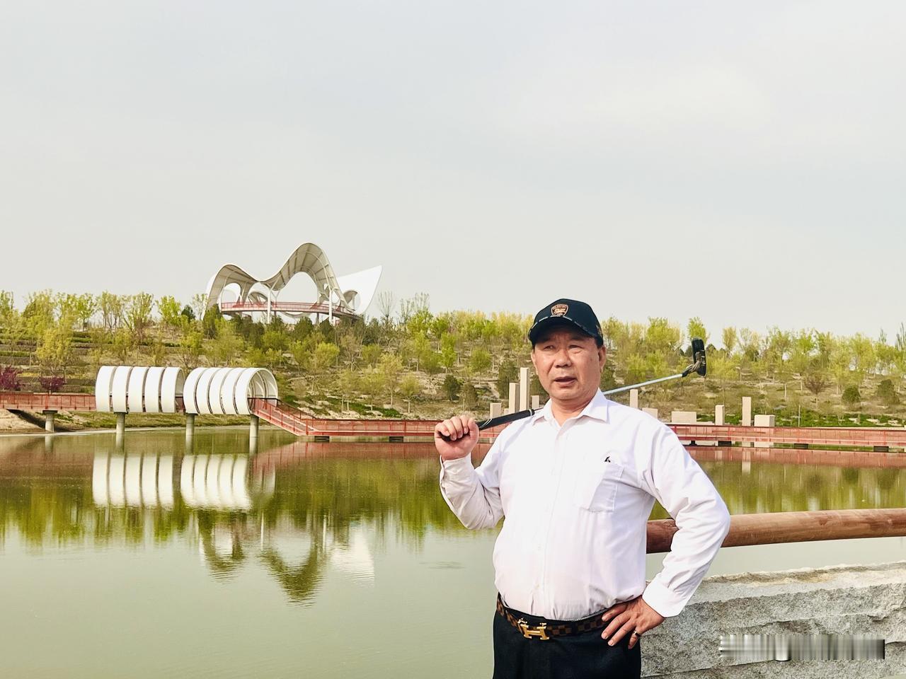 活着要潇洒，老来更要优雅
＿＿＿郭赋林（釜麟了

人活一世，行走于尘世，穿梭于烟