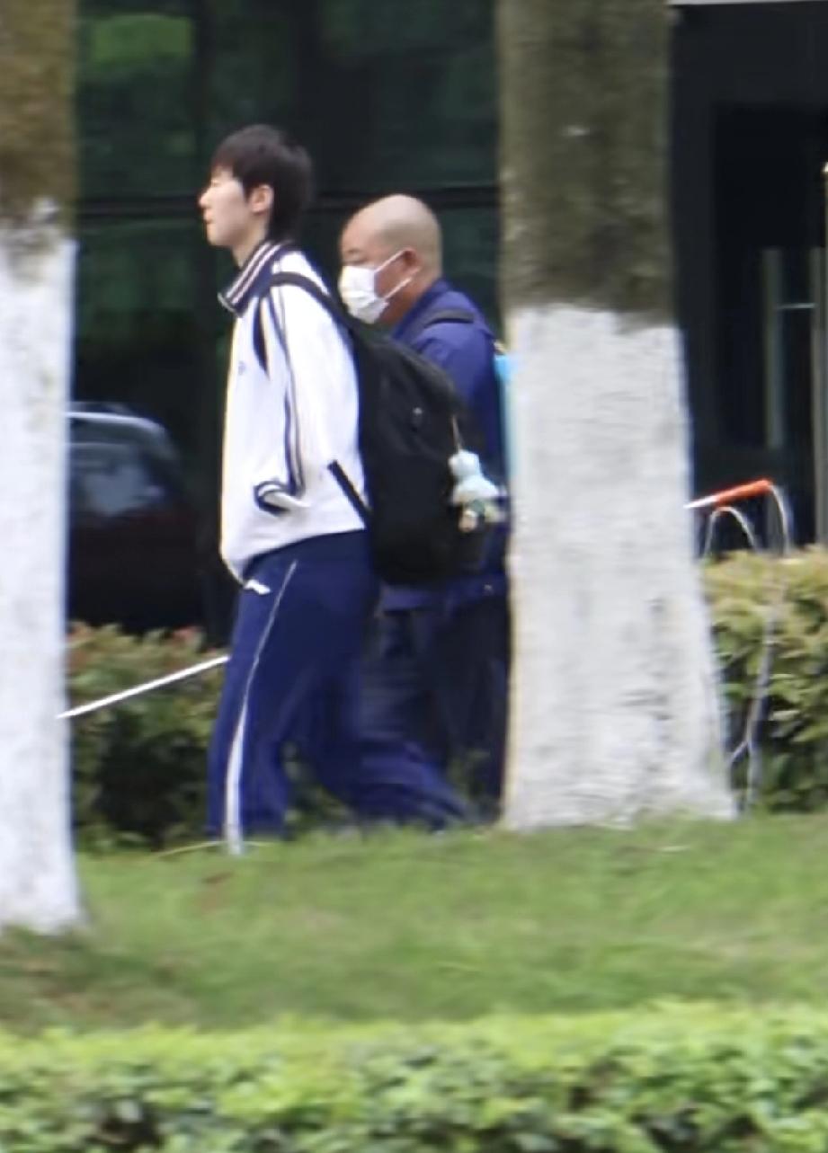 成都国乒训练基地，王曼昱今日下午上训。背个小包就自己一个人去训练馆了！旁边的光头