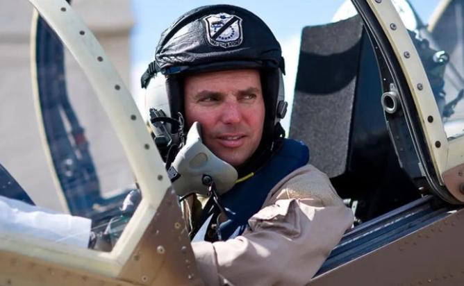 卑鄙无耻！被设局诱骗回国的中国外籍飞行员教官丹尼尔.杜根将引渡美国受审！
 
路