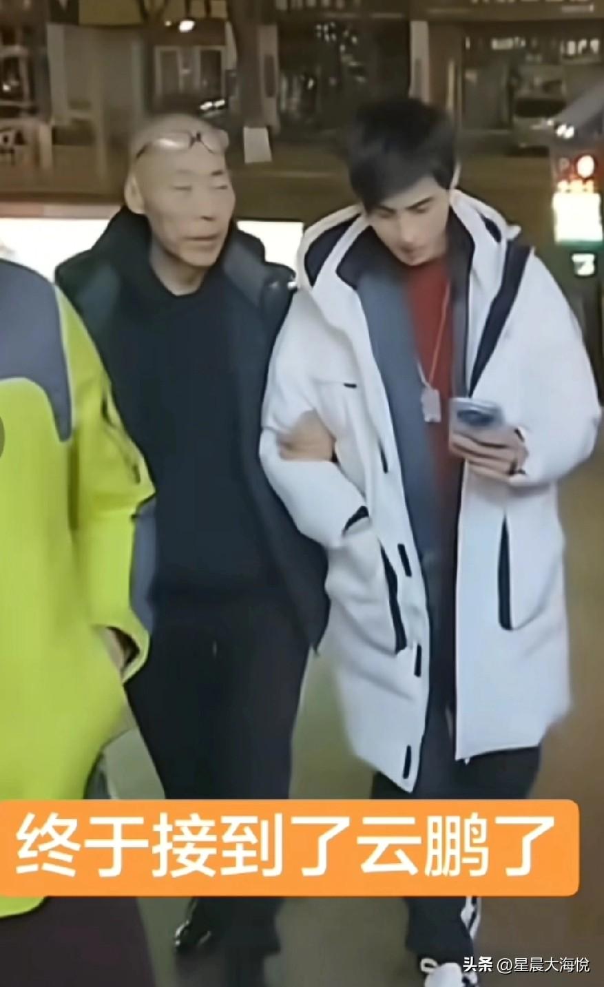 张云鹏昨天半夜抵达山西，
一家人都过去接他，

有大表哥，二表哥，昨天还说姑姑也