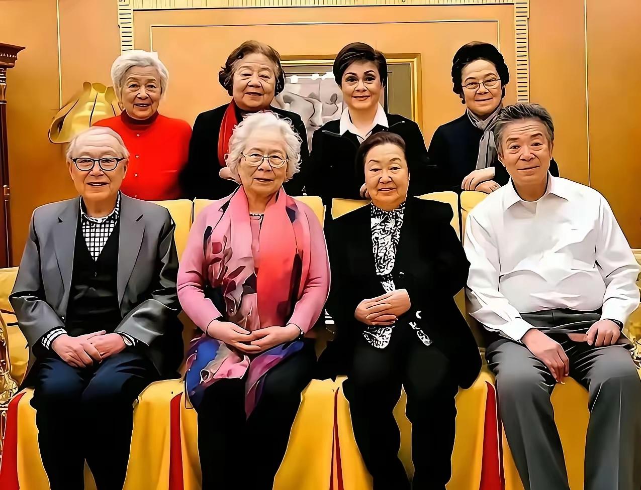 一张堪称歌坛封神的八位老艺术家合照，我只一眼认出郭兰英、李谷一两位殿堂级歌唱家！