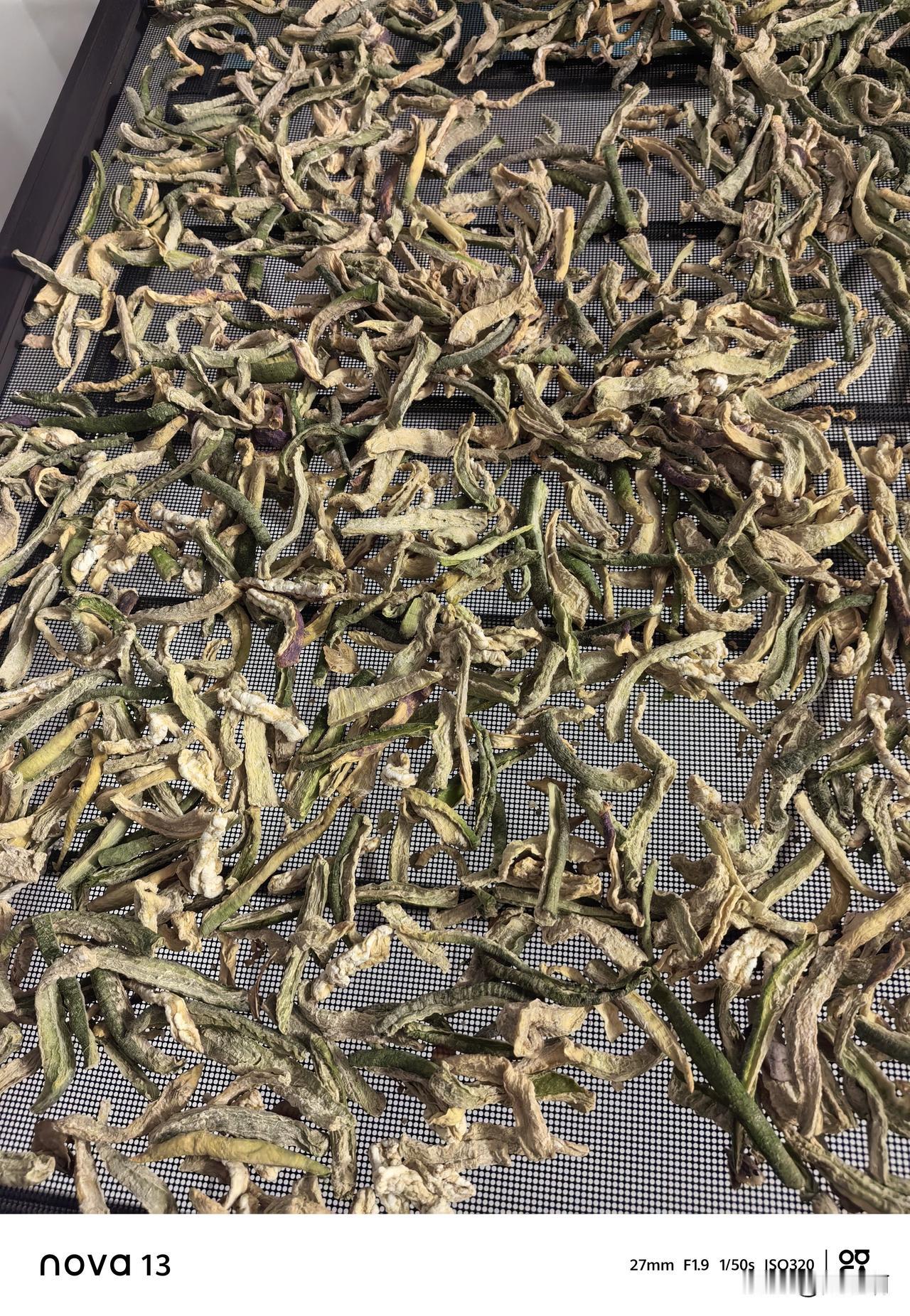 我已经到了开始晒萝卜干的年纪，过去觉得萝卜可以包包子，炸丸子，现在直接晒干，四五