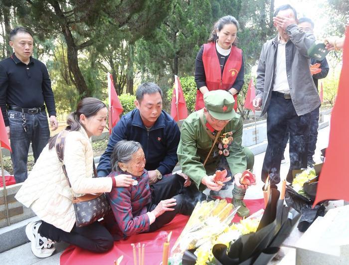 [太阳]2013年，原工兵一团政治处的宣传干事韩维民，去麻栗坡烈士陵园给战友王悦
