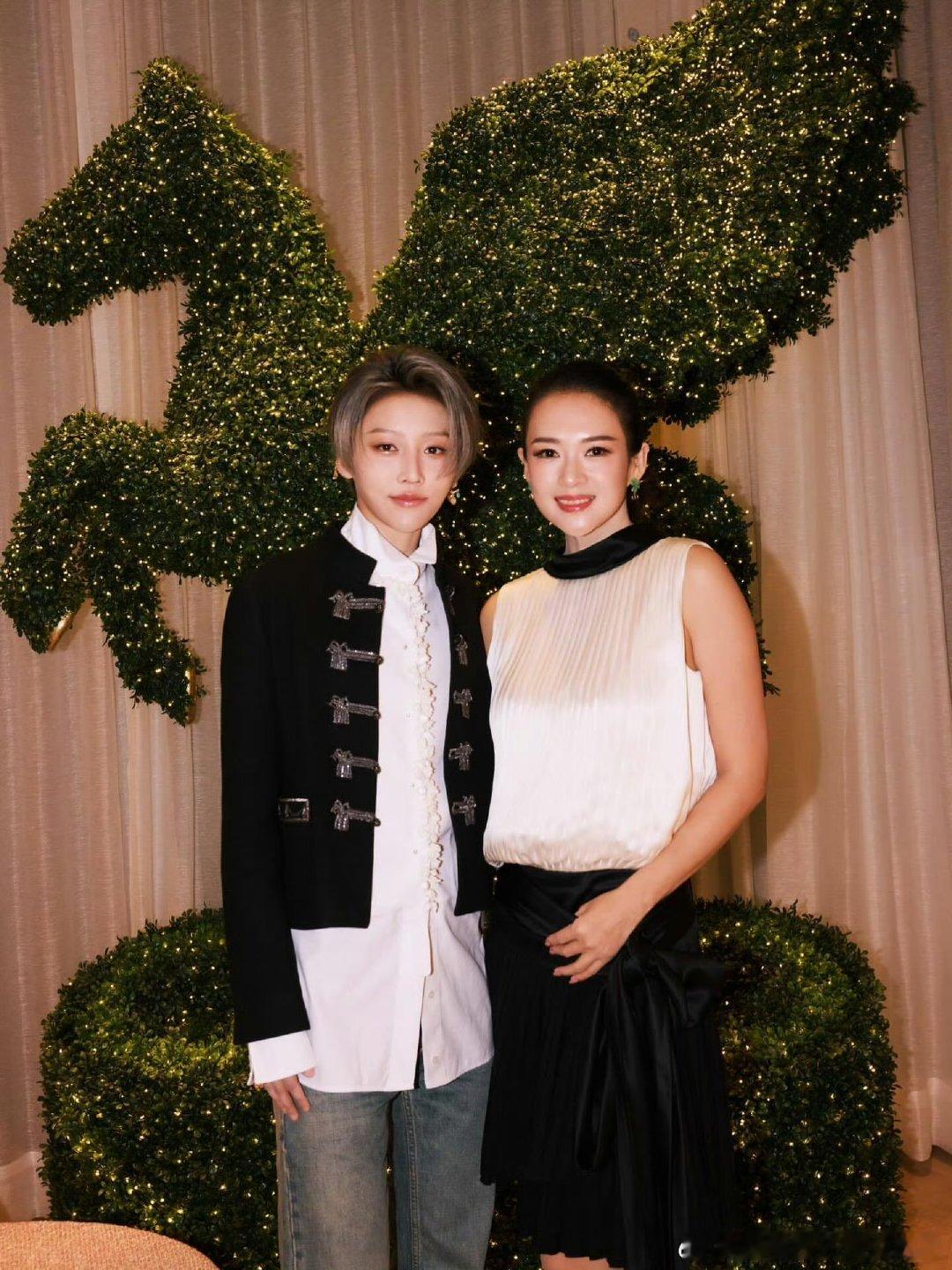 刘雨昕晒与章子怡合照 刘雨昕章子怡合照 刘雨昕晒与章子怡合照，状态好好 