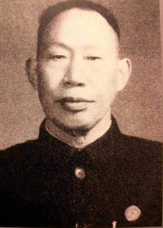 1935年，一个贵州省主席坐上了平生第一架飞机。飞机越飞越偏，他的脸色越来越白，