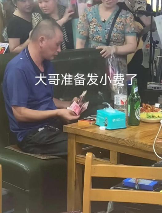 “越穷越能装逼！”江苏，男子穿着在工地干活的衣服，去路边摊吃宵夜，他就要了2盘凉
