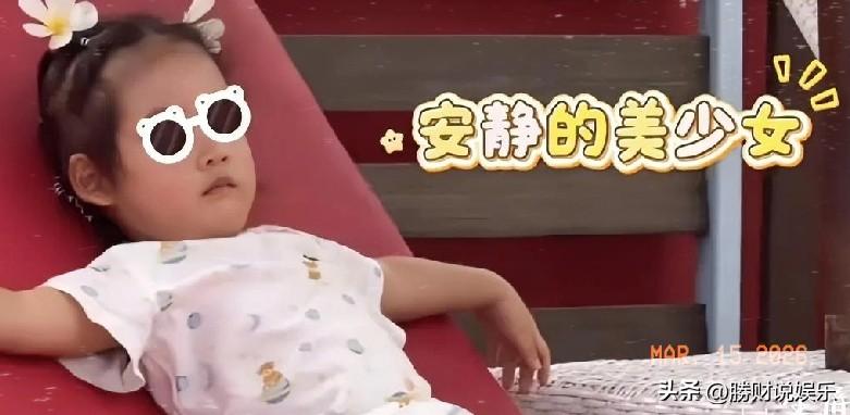 一家五口超幸福！苗苗晒度假日常，三胎女儿神似郑恺
 
苗苗终于大方分享度假vlo