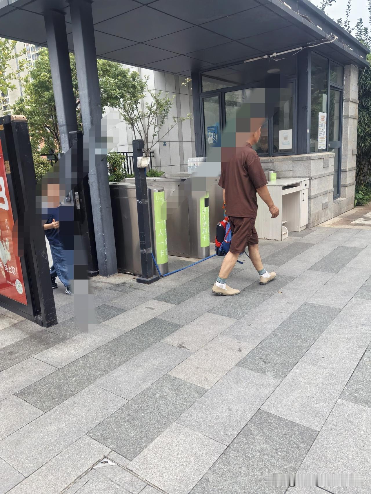 刚才在小区门口有一个个子不高，孩子模样的人提着一袋东西在问路。

我问他去哪里？