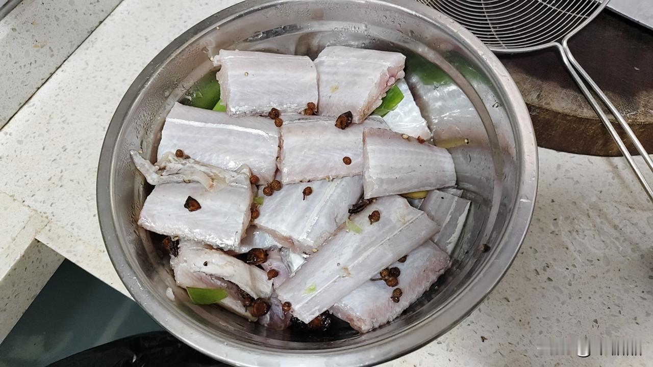 晒晒昨天的晚餐:给女儿炸了带鱼、做了排骨放冰箱里，她这一周可以下班回来加热吃。