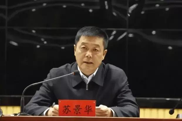 苏景华在受审时，用连续三个“我错了”开始法庭最后陈述。“我错了，我错了，我错了，