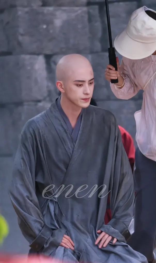 谁懂啊家人们！敖瑞鹏在《一点浩然气》里饰演的陈一，那模样太绝了！一张脸自带威严感